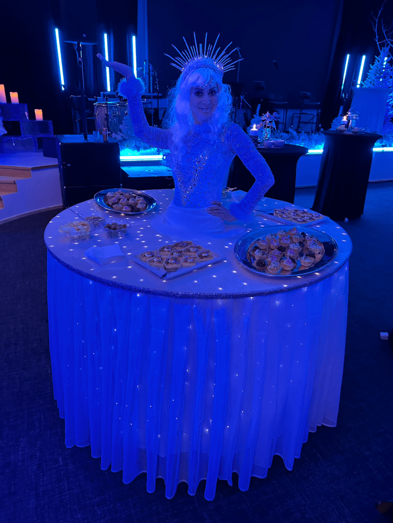 Mingelbord på hjul (för servitris i center)
