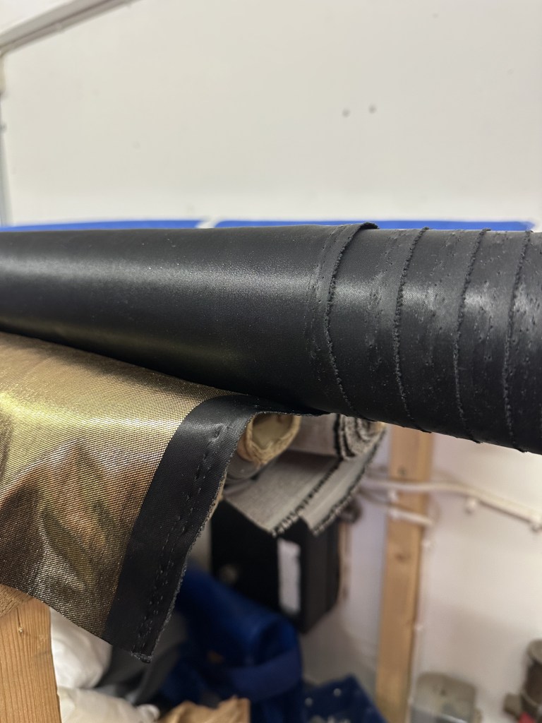 Guldtyg m svart kant 110cm